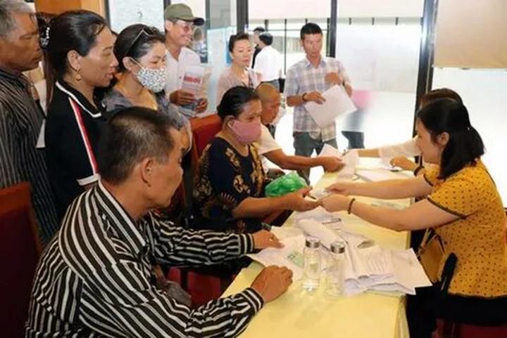 Áo sơ mi cổ bèo: Áo sơ mi cổ bèo là một trong những lỗi thời trong thời trang mà